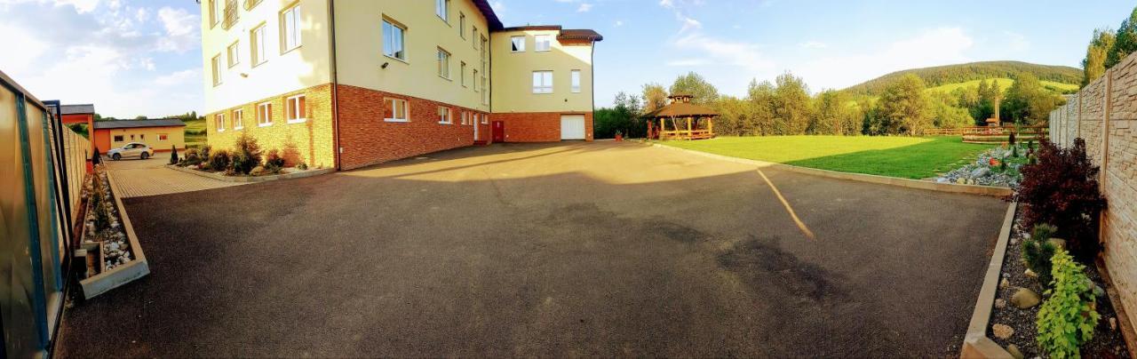 Agrohotel Tri Brezy Hrustin Zewnętrze zdjęcie