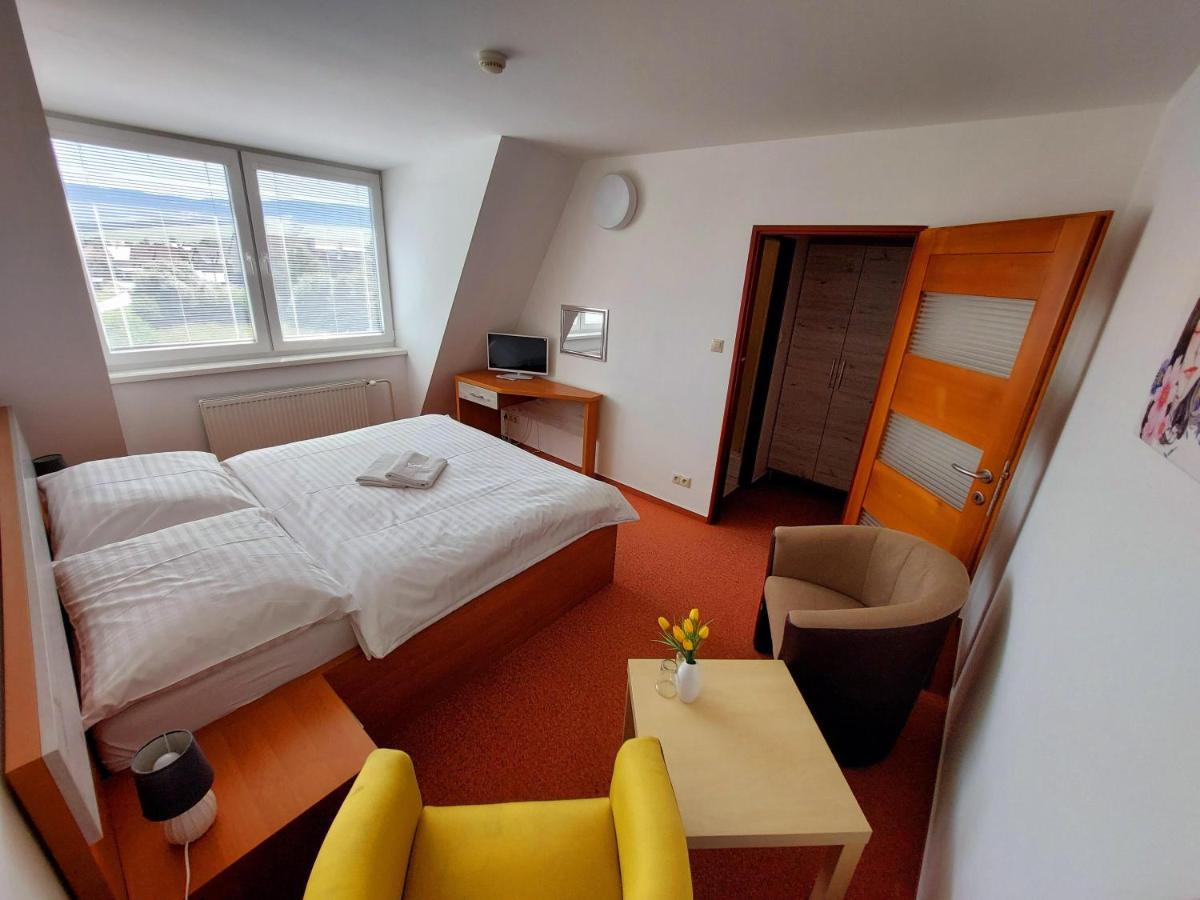 Agrohotel Tri Brezy Hrustin Zewnętrze zdjęcie