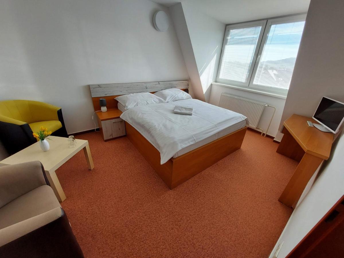 Agrohotel Tri Brezy Hrustin Zewnętrze zdjęcie