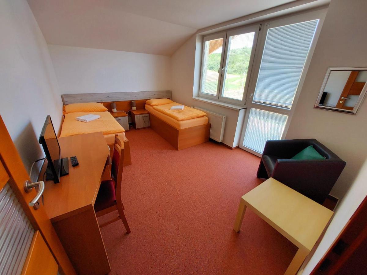 Agrohotel Tri Brezy Hrustin Zewnętrze zdjęcie