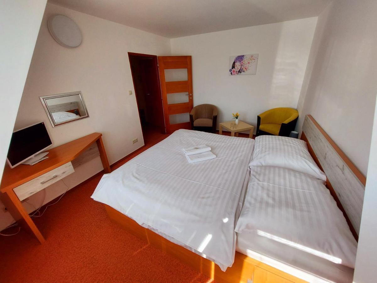 Agrohotel Tri Brezy Hrustin Zewnętrze zdjęcie