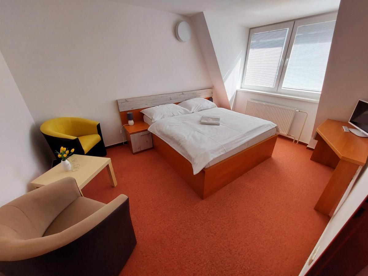 Agrohotel Tri Brezy Hrustin Zewnętrze zdjęcie