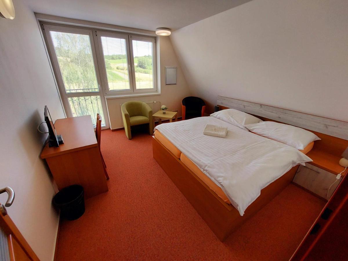 Agrohotel Tri Brezy Hrustin Zewnętrze zdjęcie