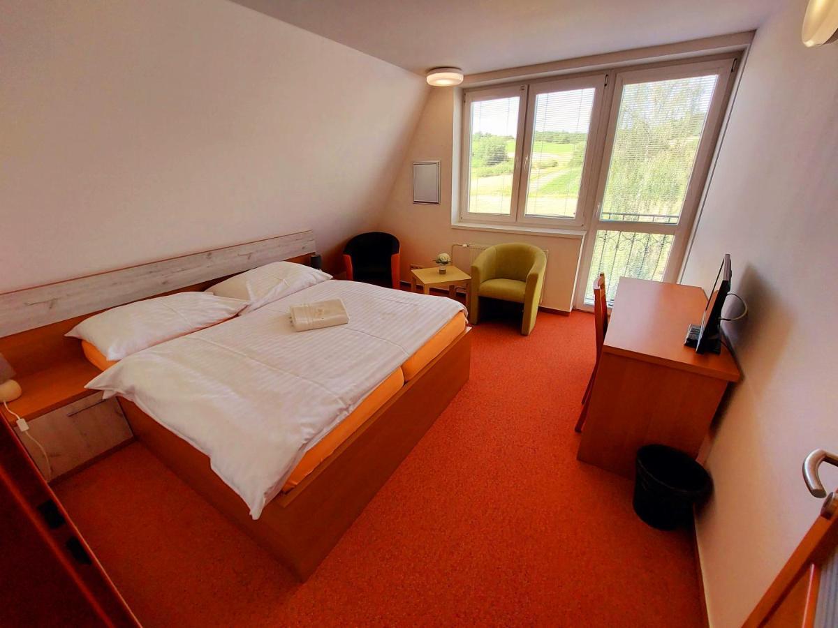 Agrohotel Tri Brezy Hrustin Zewnętrze zdjęcie