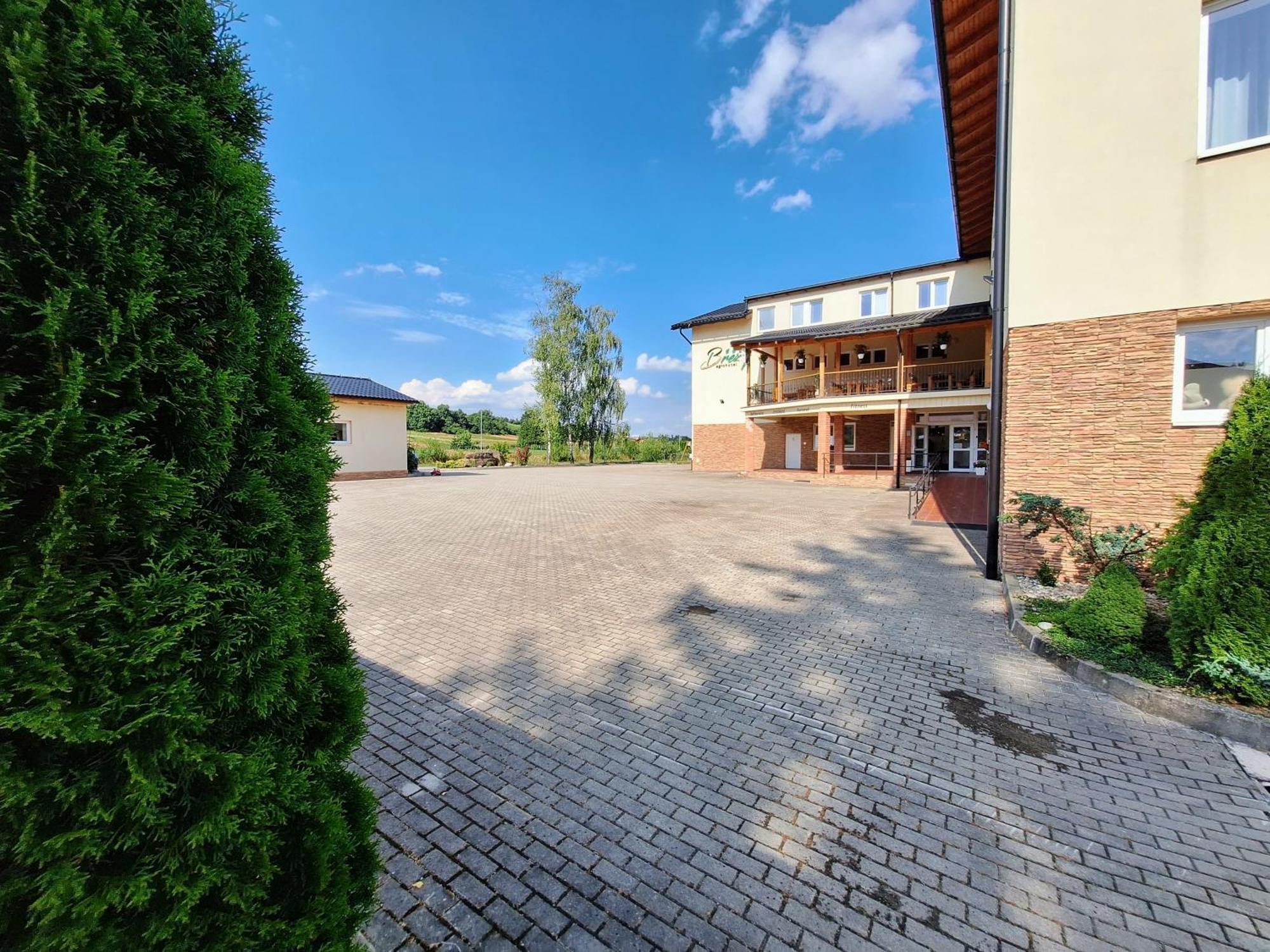 Agrohotel Tri Brezy Hrustin Zewnętrze zdjęcie
