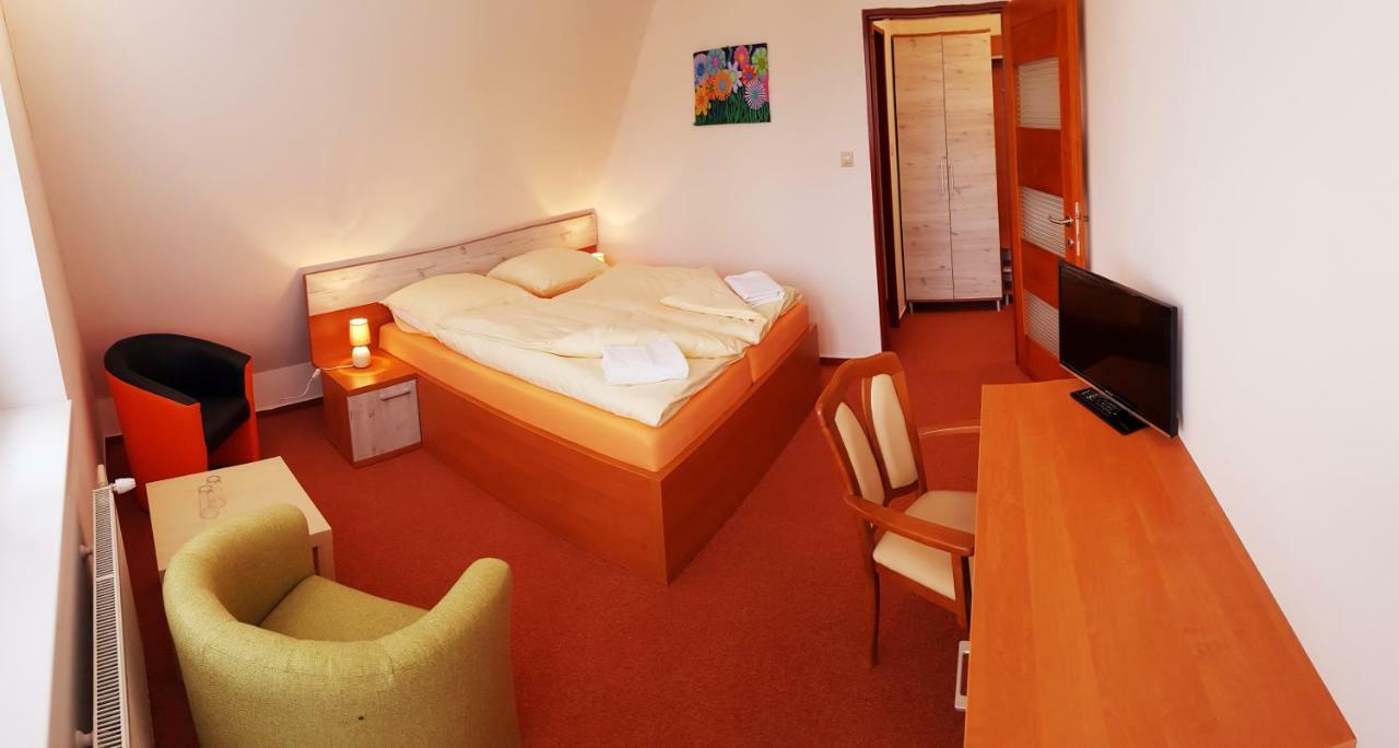 Agrohotel Tri Brezy Hrustin Zewnętrze zdjęcie