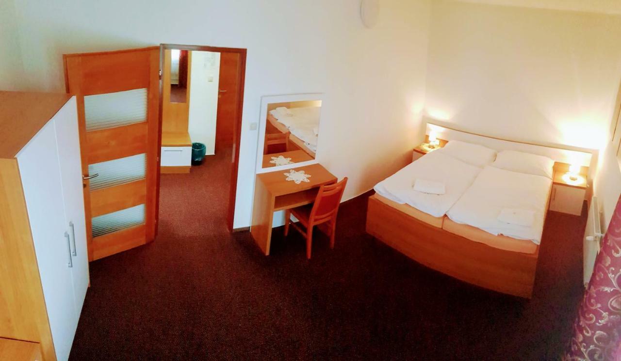 Agrohotel Tri Brezy Hrustin Zewnętrze zdjęcie